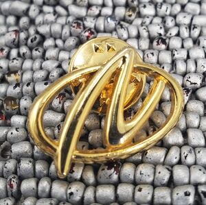 Vintage 80-90s Oldsmobile Gold Tone Shiney Swirl GM Lapel Tie Pin (**)